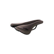 Selle Italia Novus Boost Evo Superflow racefiets en MTB zadel, zwart met rode accenten, comfortabel en lichtgewicht ontwerp.