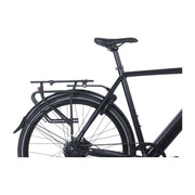 Zwarte Basil Universal Cargo Carrier zijtas voor bagagedragers, geschikt voor MIK systeem, zichtbaar met bagage op de fiets.