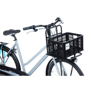 Basil Crate S 17,5 liter gerecyclede fietskrat van kunststof, geschikt voor fietsaccessoires en boodschappen.