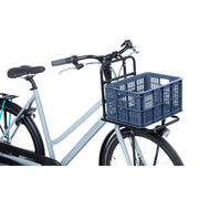 Basil S 17,5 liter gerecyclede fietskrat met handvatten en open structuur, geschikt voor fietsgebruik, zwart en stevig.