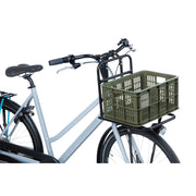 Basil Crate S 17,5 liter gerecyclede fietskrat met handvatten en ventilatiegaten, geschikt voor fietsgebruik en duurzame transport.