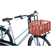 Gerecyclede Basil fietskrat S van 17,5 liter, stevige plastic fietskrat met handvat, geschikt voor fietsaccessoires en boodschappen.
