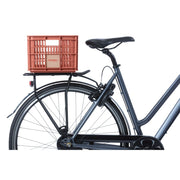 Basil S fietskrat van 17,5 liter, gerecycled plastic, geschikt voor fietsendragers, in natuurlijke kleuren, zichtbaar in de afbeelding