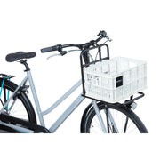 Basil S 17,5 liter gerecyclede fietskrat met handvatten en ventilatiegaten, geschikt voor fietsaccessoires en boodschappen.
