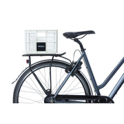 Basil Crate S 17,5 liter gerecyclede fietskrat op een fiets, duurzaam en stevig, geschikt voor stadsfietsen en transport.