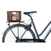 Basil Crate S 17,5 liter gerecyclede fietskrat met handvatten en open structuur voor fietsgebruik, in groen kunststof.