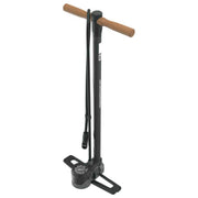 Zwarte SKS Rennkompressor NXT vloerpomp met staalconstructie en manometer voor nauwkeurig bandenspanning meten.
