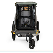 Burley D'lite X enkele kinderfietskar in sagegroen en charcoal grijs, geschikt voor één kind, zichtbaar met stevige constructie.