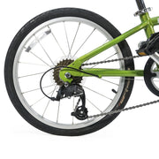 Groene Burley Piccolo aanhangfiets met 7 versnellingen en 20-inch wielen, geschikt voor kindertransport.