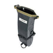 Zadeltas van Basil Navigator Storm M, waterdicht zwart, met 1,5 liter inhoud, geschikt voor fietstassen en stijlvolle fietsaccessoires.