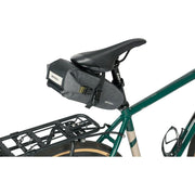 Zadeltas van Basil Navigator Storm M in zwart, waterdicht, 1,5 liter capaciteit, geschikt voor fietstassen en bagagedragers