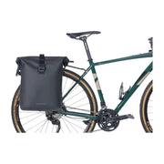 Basil Soho 17 liter waterdichte fietstas voor enkel met LED-verlichting, geschikt voor fietsen, in zwart met reflecterende details