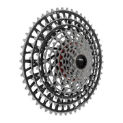 Zwarte Sram Xs1299 T A1 12-speed cassette met 10-52T voor mountainbikes, zichtbaar op de afbeelding.