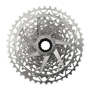 Sram 12-speed cassette PG-1231 D1 XPLR breed 11-44 zilver voor racefietsen, zichtbaar met tandwielen en aandrijving.