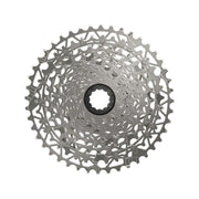 Sram 12-speed cassette PG1231 D1 Xplr Wide 11-44 zilver, zichtbaar met tandwielen en cassette body op een fiets onderdeel