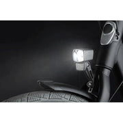 Zwarte Axa Nxt Steady Dynamo koplamp met verstelbare beugel en LED-verlichting voor fietsen.