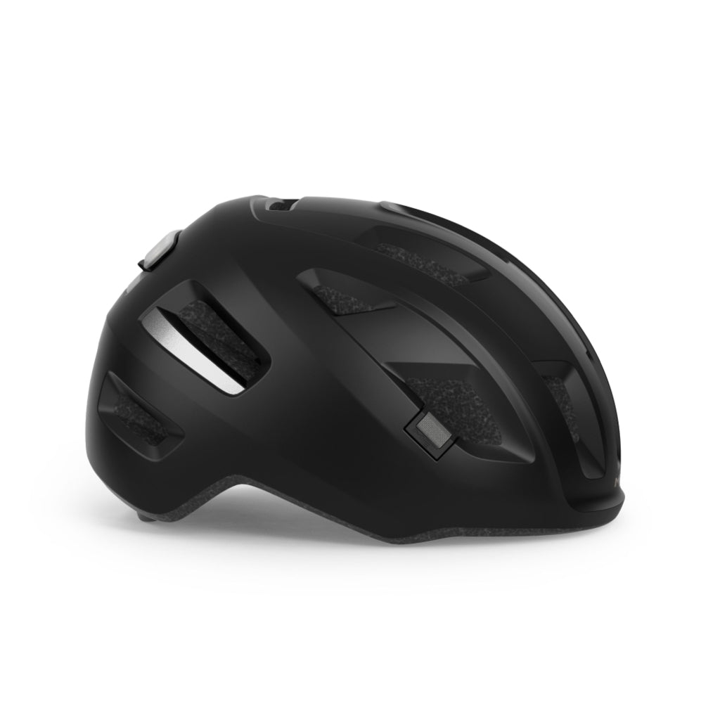 MET E-Bike helm met verstelbare banden en ventilatieopeningen, geschikt voor elektrische fietsen.
