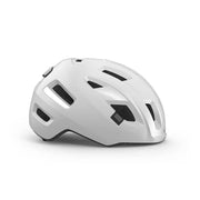 E-Bike helm van MET met verduisterd vizier en ventilatiegaten, ontworpen voor veilige e-mobiliteit.