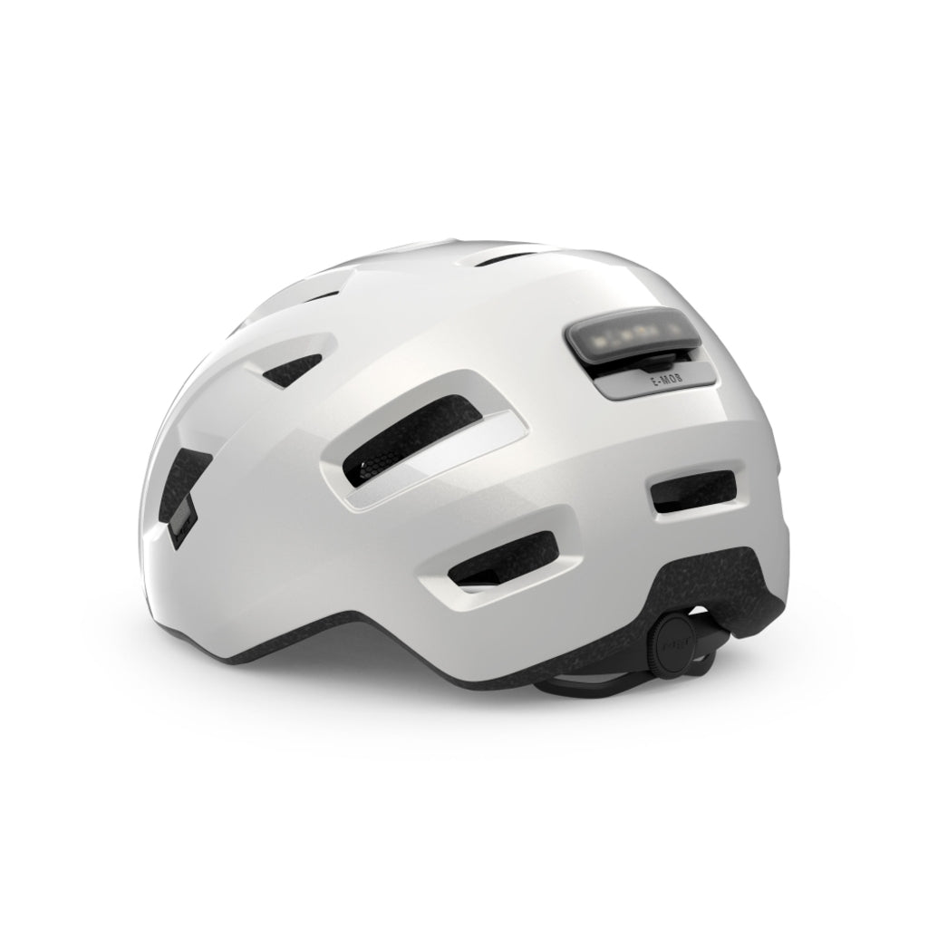MET E-Bike helm met aerodynamisch ontwerp en ventilatiegaten, geschikt voor elektrische fietsen.