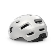 MET E-Bike helm met ventilatieopeningen en verstelbare riem voor veilig fietsplezier op de e-mobiel.