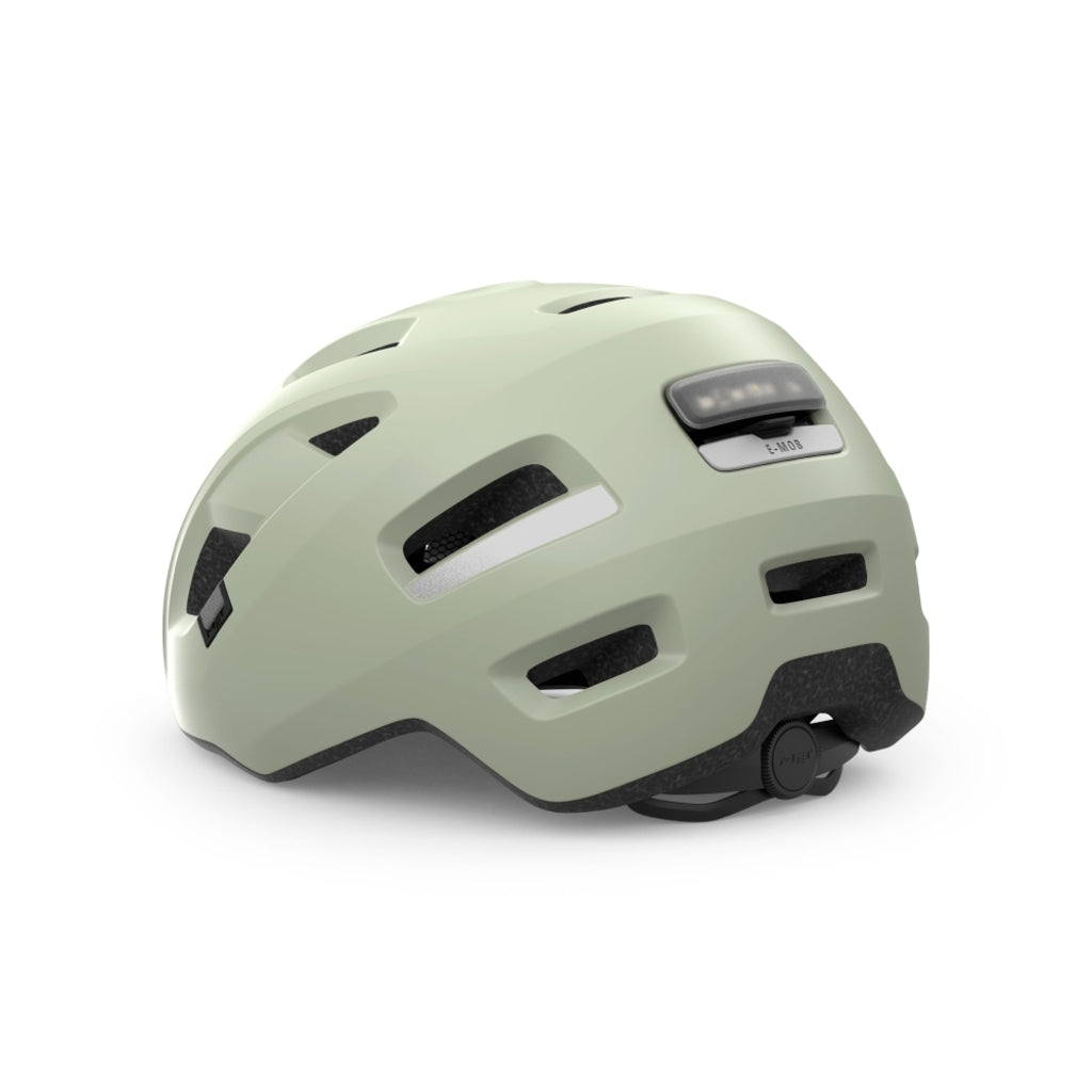 E-bike helm van MET met ventilatieopeningen en verstelbare riem, ontworpen voor veilig en comfortabel fietsen.