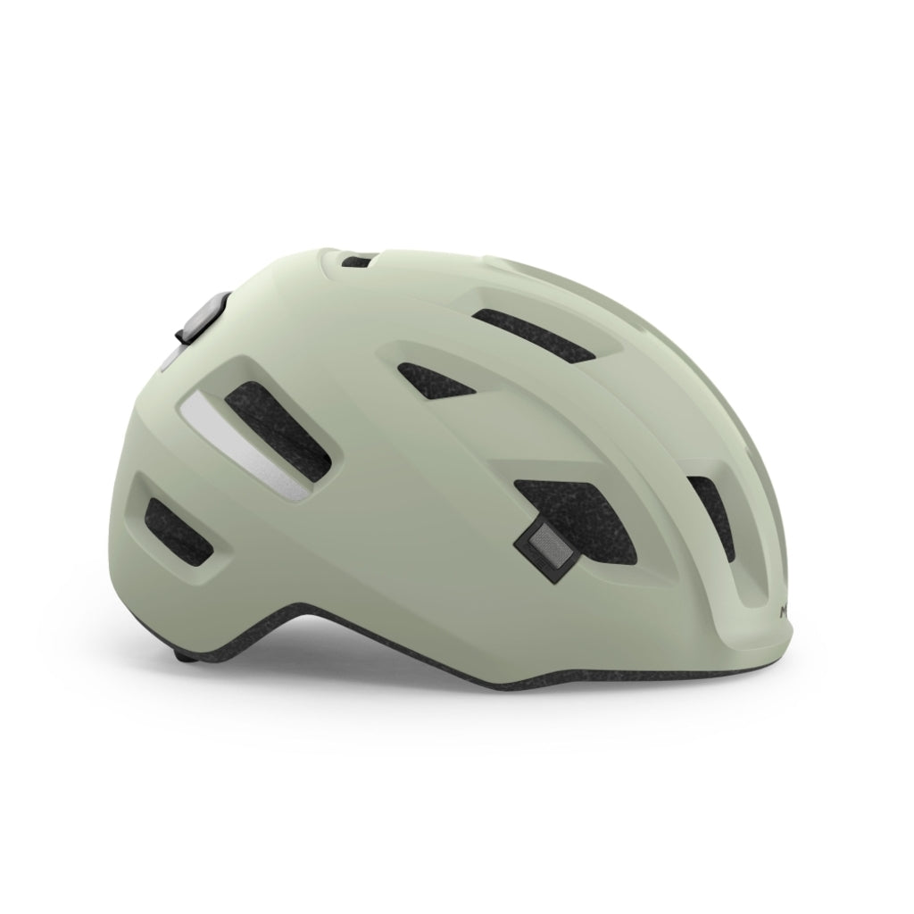 E-bike helm van MET met ventilatieopeningen en verstelbare riem, ontworpen voor veilig en comfortabel fietsen.