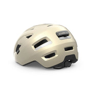 E-Bike helm van MET met aerodynamisch ontwerp en ventilerende openingen, geschikt voor elektrische fietsen.