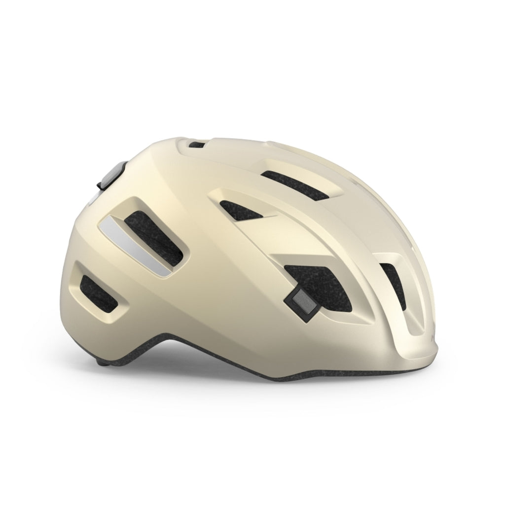 MET E-Bike Helm met verstelbare riem en ventilatiegaten, ontworpen voor veilig en comfortabel fietsen op elektrische fietsen.