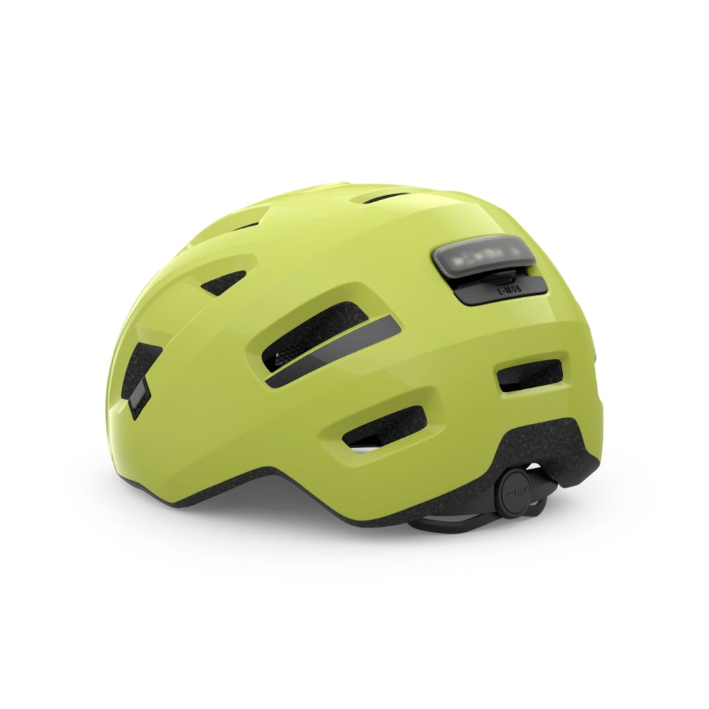 MET E-Bike helm met goede ventilatie en verstelbare band, ontworpen voor veilig fietsen op elektrische fietsen.