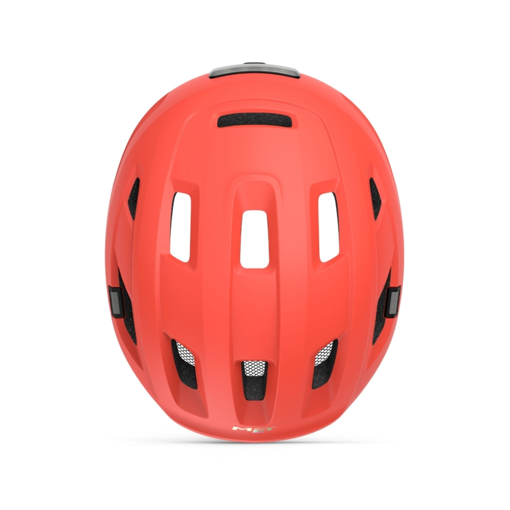 MET E-Bike helm met ventilatieopeningen en verstelbare band, ontworpen voor veilig en comfortabel fietsen.
