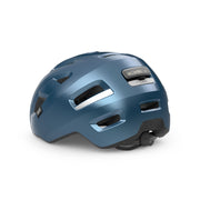 MET E-Bike helm met ventilatiegaten en verstelbare riem, ontworpen voor elektrische fietsers.