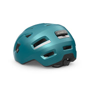 E-bike helm van MET met ventilatiegaten en verstelbare band, ontworpen voor comfort en veiligheid tijdens fietsen.
