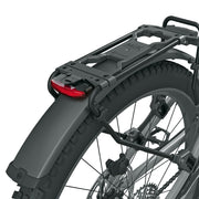 Zwart SKS Infinity Usb achterlicht met 30 lumen, zichtbaar op de fiets, voor veilig rijden in het donker.