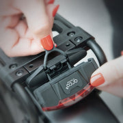 Zwart SKS Infinity USB achterlicht met 30 lumen, zichtbaar op de fiets, geschikt voor veilige ritten, STVZO goedgekeurd.