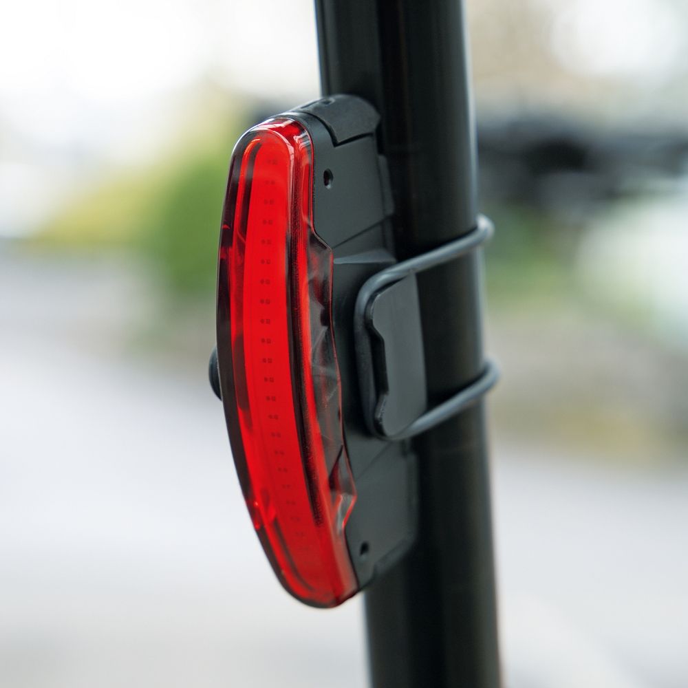 Zwart SKS Infinity USB achterlicht met 30 lumen, zichtbaar voor- en achterzijde, geschikt voor fietsverlichting en veiligheid.