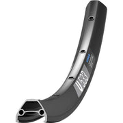 Zwarte 29-inch DT Swiss U533 aluminium velg met 28 spaken en 22 mm breedte voor disc remmen, zichtbaar van de kant.