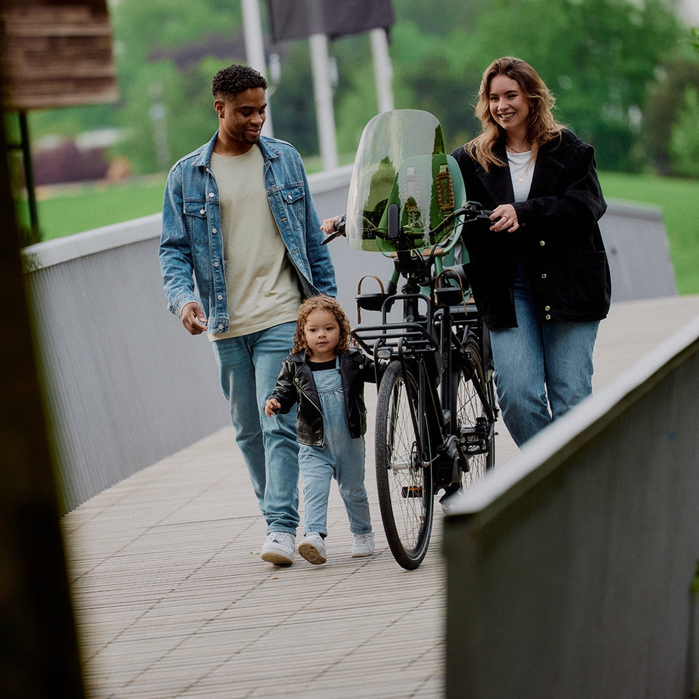 Urban Iki windscherm voor kinderfiets, transparant en stevig, beschermt tegen wind en insecten tijdens het fietsen.