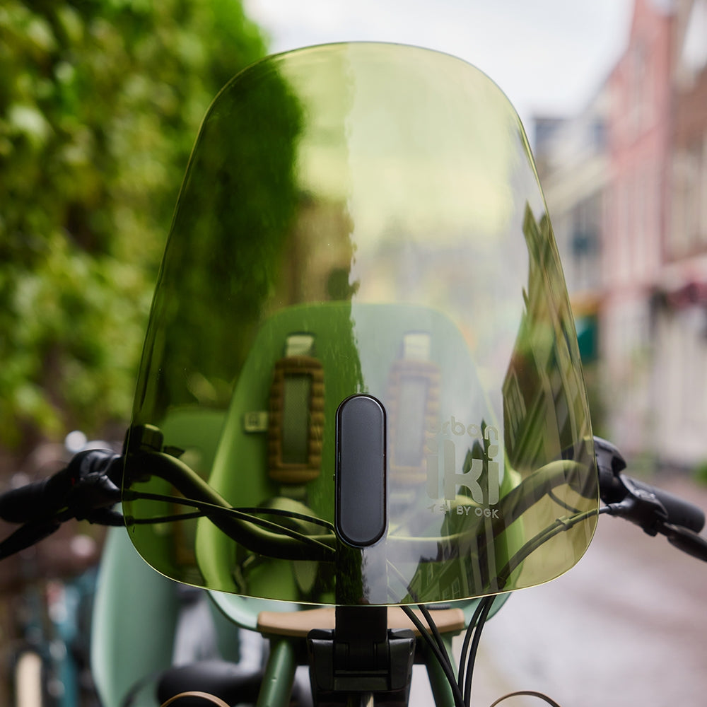 Urban Iki windscherm voor kinderwagen, transparant en flexibel, beschermt tegen wind en weersinvloeden, zichtbaar in de afbeelding
