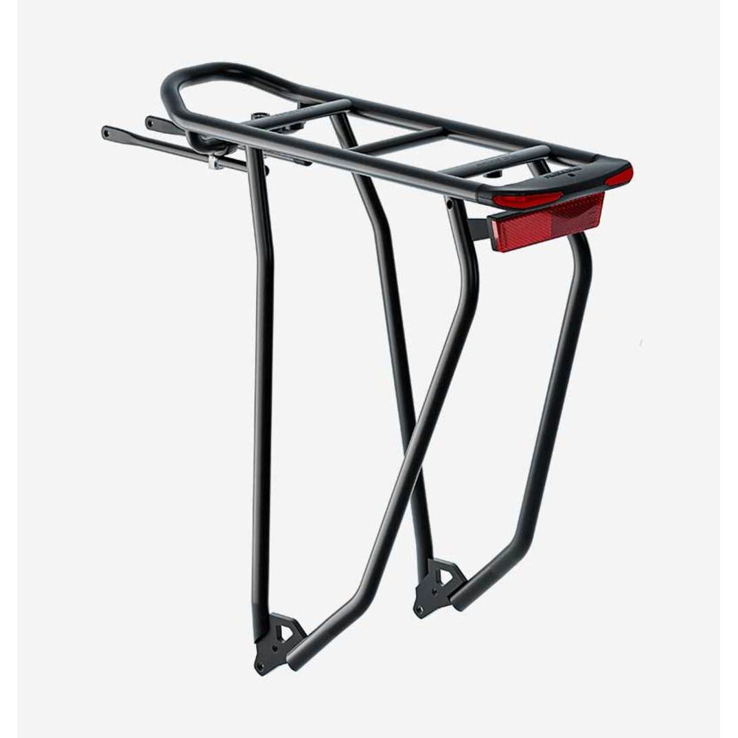 Zwarte Racktime Gleamit 2.0 AC achterdrager voor 28-inch fietsen, stevig en geschikt voor bagagedragers.