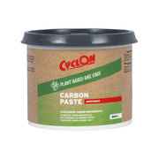 CyclOn Carbon Montagepasta op een werkbank, klaar voor gebruik, met een blik op de plant-based carbon formule en montagegereedschap.