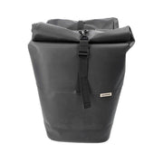Zwarte New Looxs Nyborg dubbele fietstas van waterafstotend materiaal, 34 liter capaciteit, bevestigt op fietskoffer.