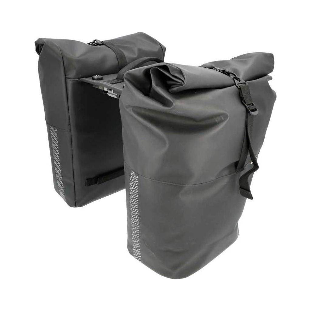 Zwart New Looxs Nyborg Double Mik 34L fietstas met dubbele tas, geïnstalleerd op fietshaken, voor extra opbergruimte.