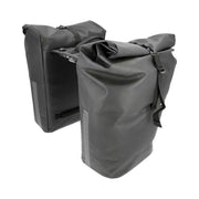 Zwart New Looxs Nyborg Double Mik 34L fietstas met dubbele tas, geïnstalleerd op fietshaken, voor extra opbergruimte.