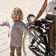 Urban Iki kinderzitje voor achter op de fiets zonder montagekader, comfortabel en veilig voor jonge kinderen.