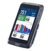 Sigma Rox 12.1 Evo GPS fietsnavigatie met scherm en bedieningsknoppen, geschikt voor fietsers en routeplanning.