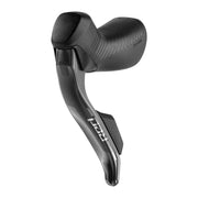 Zwarte SRAM Red AXS E1 12/13 hydraulische shifters met carbon handgrepen voor racefiets, zichtbaar met bedieningsknoppen