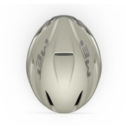 Racefiets helm MET Manta Mips met ventilatieopeningen en verstelbare riem, ontworpen voor wielrenners.