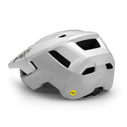 Met MET Terrae MIPS MTB-helm met ventilatieopeningen en verstelbare kinband, geschikt voor mountainbiken.