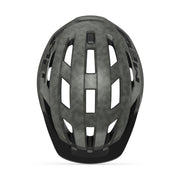 MET allroad MTB fietshelm in zwart met ventilatiegaten en verstelbare riem, geschikt voor mountainbiken en outdoor avonturen.