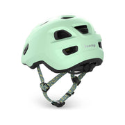 Kinderfietshelm MET Hooray met vrolijk design en verstelbare straps, geschikt voor jonge fietsers.